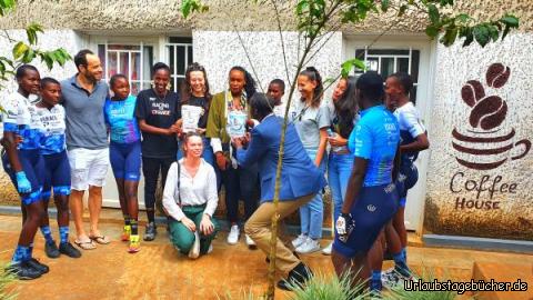 Die FIFA Gruppe: Die FIFA-Gruppe zu Gast im Cafehaus der "Bugesera-Women-Cycling-Group"!