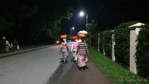 Gisenyi 4: Frauen auf dem Heimweg vom Markt: abends um 20 Uhr mindestens 4 km bis zur nächsten Siedlung ...