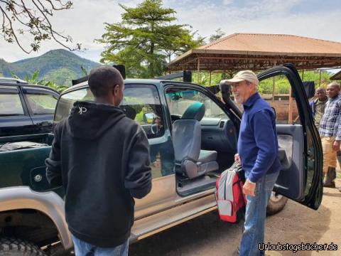 Abholung von Rwanda Adventures : Der Fahrer von Rwanda Adventures holt uns vom Bootssteg ab!