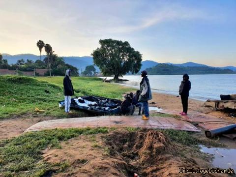 Morgens am See: Die Männer haben offensichtlich in dem Wrackteil übernachtet!