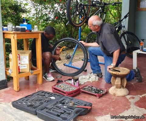 Arbeiten am Boden: African-style to work!