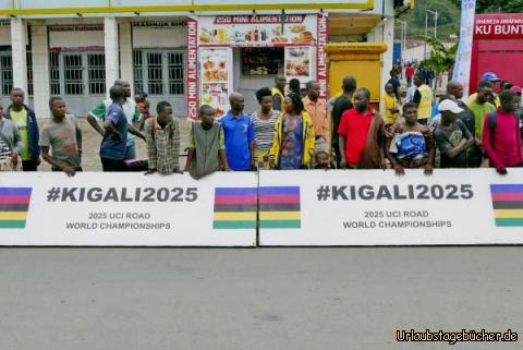 Rennen 4: Immer mehr Zuschauer kommen! Solche lokale Rennen, etwa eines jeden Monat, sollen den Radsport fördern und vorbereiten für die Radsport-WM in Ruanda 2025!