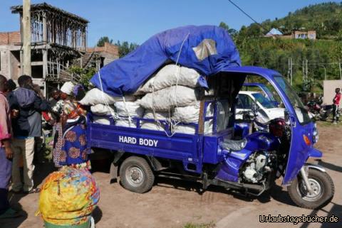 Markt Rubavu 2: Wie lange dieses neue Fahrzeug (made in Rwanda, offensichtlich mit Teilen aus China hier zusammengebaut) diese Lasten wohl aushält?