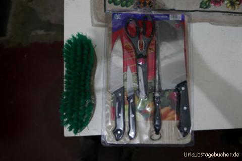 Werkzeuge 2: Nach langem Suchen: eine Schere nur im Set! Die Teile müssen mit Gefühl genutzt werden: die Messer sind zwar scharf aber 
 dafür sehr biegsam! Und noch eine neue Bürste (made of plastic and made in .....kostet auch nur 2 Euro).