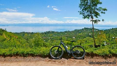 kivu11: Die Berge auf der anderen Seite des Lake Kivu , im Kongo, sind ca. 2500 m hoch!