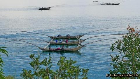 Kivu16: Wir sind wieder gut zurückgekommen und beobachten noch die Fischer, die kurz vor Anbruch der Dunkelheit hinaus auf den See fahren.