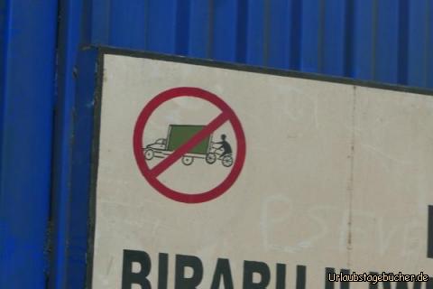 unterwegs 8: Ein Verbotszeichen, das ich nur in Ruanda gesehen habe: auf der Rückseite eines LKW