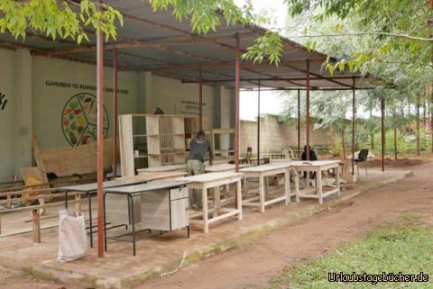 Möbelbau 1: Unter einem Dach werden Möbel für die Schule gebaut