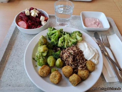 Mittagessen : Falafel, Quinoa, Rosenkohl, Brokkoli 
Johannisbeer quark 