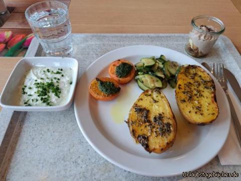 Mittagessen : Kartoffeln, Zaziki, Tomate, Zucchini 
Tiramisu 
