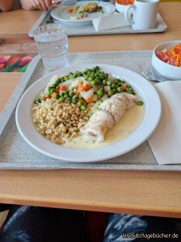 Mittagessen : Seelachsroulade mit Lachsparmesan Füllung,  Ebly, Erbsen, Möhren 