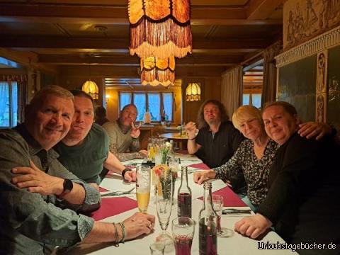 Abendessen : Frank, Robert, Matze
Kathi,  Anni,  David 