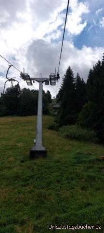 Mit dem Sessellift geht es nach oben: Mit dem Sessellift geht es nach oben