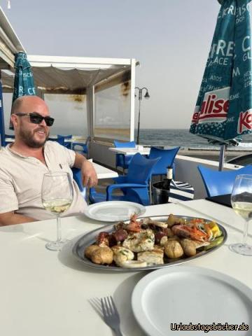 Restaurant: Sehr leckere Fischplatte und eine Flasche lokaler Weisswein…passte ausgezeichnet…
