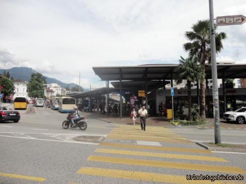 Bahnhof : Bahnhof Locarno, vorne Straße im Hintergrund die Bahnsteige.