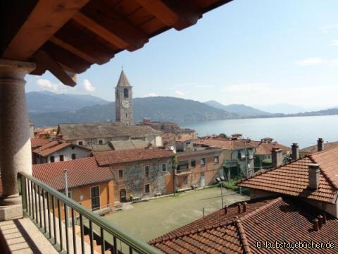 Blick: Ausblick vom Hotelzimmer über die Dächer des Ortes auf den See 