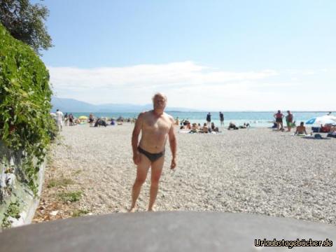 Papa nackt : Nach einem Bad im Gardasee, leider wusste ich nicht, dass man hier auf Grund des felsigen Ufers unbedingt Badesandalen braucht.