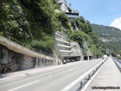 Villa: Villa südlich Locarno, noch Schweiz. Unten steinschlaggesicherte Garage mit Aufzug in die Villa oben.