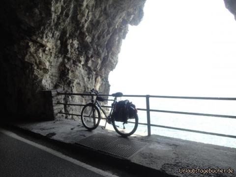 Blick auf see: Blick aus einer Straßengalerie auf den Comosee 
