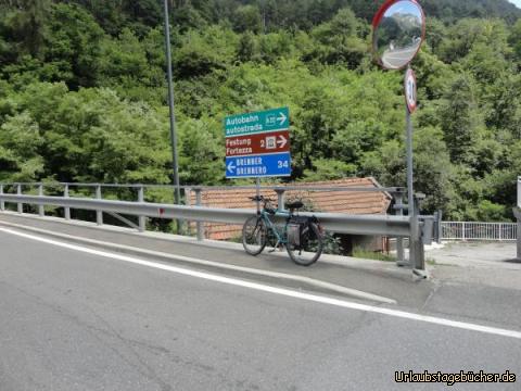 Franzensfeste: Straße vorm Bahnhof Franzensfeste 