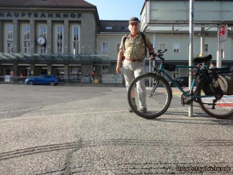 Bahnhof Villach : Vorm Bahnhof der Stadt Villach, wo ich meine Gymnasialzeit verbrachte. 