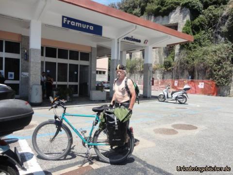 Genua hh: Am Bahnhof in Framura mit meinem stattlichen noch weißen Oberkörper.