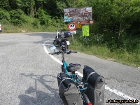 Genua cc: Bereits auf der Höhenstraße in der Cinque Terre, nach der Zweiten Bergetappe des Tages, vor der steilen Abfahrt nach Vernazza, immer bei sengenden Temperaturen.