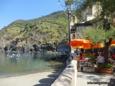 Genua ghk: Am Hafen und Strand von Vernaza 