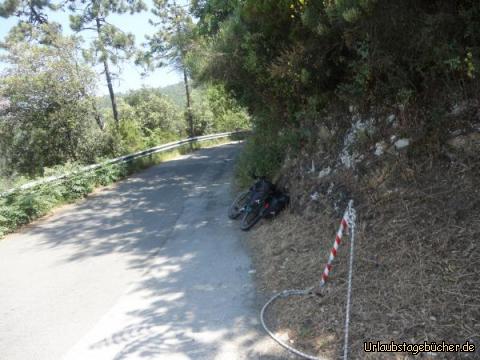 Genua vbb: Eine Rast, vorher das Rad entnervt vom langen Schieben weggelegt