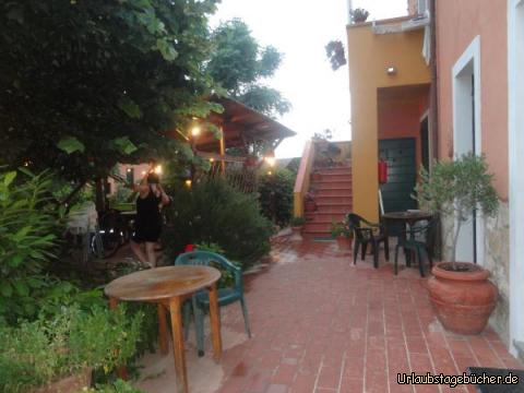 Genua klghk: Vorm Bauernhof neben der Terrasse, wo wir wir unser Abendessen Einnahmen.