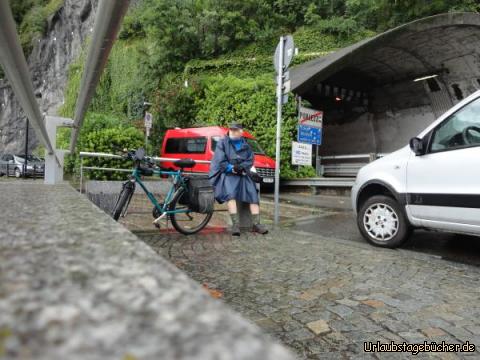 Kurz nach Abfahrt : Kurz vor schöner Strecke nach Lugano, letztlich ordentlich regenmäßig bekleidet.