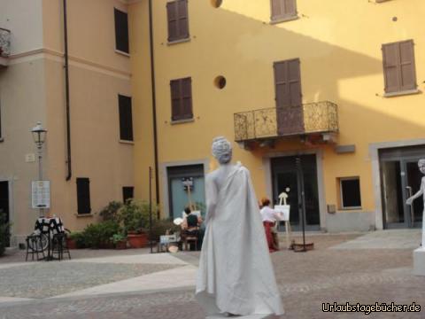 Statue 2: Statue, eine Minute später mit dem selben Blickwinkel 