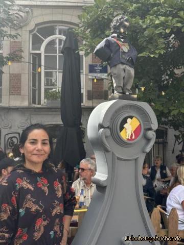 Meine Mutter und die Replik des Manneken Pis : 