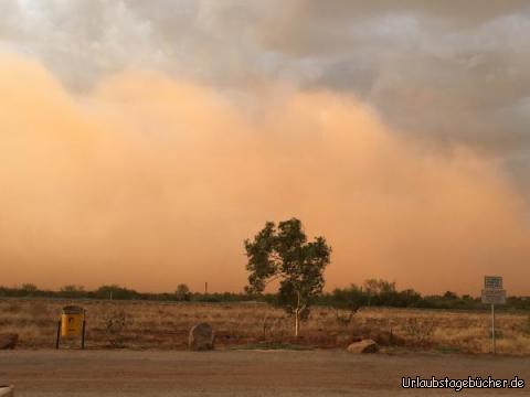 Sandsturm: Auf dem Weg nach Karratha überraschte uns ein kleiner Sandsturm.