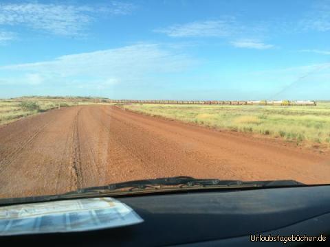 Zug: Wenn auf dieser Strecke mal ein Zug vorbei kommt, dann wartest du Minimum 5 Minuten, bevor du die Gleiße überqueren kannst. Unglaublich wie lang die Züge sind.