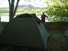 unser Zelt: von vorn nach hinten: unser Zelt, Katy, der Orange River und die ersten Hügel von Namibia