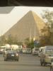 Pyramide: auf unserer Fahrt zu unserem Hotel in Gizeh
können wir schon einen ersten Blick auf die großen Pyramiden werfen