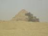 Anfahrt auf Sakkara: schon von Weitem sehen wir die Stufenpyramide des Djoser aus der Wüste aufragen,
die mit einer Höhe von 62,5 Metern die neunthöchste der ägyptischen Pyramiden ist