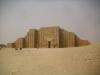 Eingangstor: um zur Stufenpyramide des Djoser zu gelangen,
muss man dieses (rekonstruierte) Eingangstor passieren,
welches über Kolonnade und Portikus zum Südhof der Pyramide führt