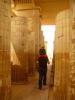 Kolonnade: um die Stufenpyramide des Djoser in Sakkara zu erreichen,
müssen wir durch die Eingangskolonnade
aus 20 (sechs Meter hohen) Kalksteinsäulenpaare