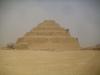 Stufenpyramide des Djoser: mit einem Alter von über 4½ Tausend Jahren und einer Höhe von 62½ Metern
ist die Stufenpyramide des Djoser die älteste und neunthöchste der ägyptischen Pyramiden
(und sie ist die einzige mit einer nichtquadratischen Grundfläche)