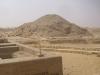 Unas-Pyramide: dieser riesige Steinhaufen in Sakkara ist die stark erodierte Unas-Pyramide,
die mit ehemals 43 m Höhe kleinste Königspyramide des Alten Reichs