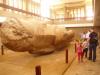 wir und der Koloss: Vivian, Viktor und ich neben der liegenden Kolossalstatue von Ramses II.
im Museumsgebäude des Freilichtmuseums von Memphis,
während unser Reiseführer Mohammed uns mit Wissen füttert