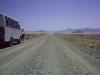 ich hinterm Truck: unser Weg Richtung Namib und ich hinterm Truck