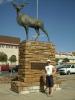 Kudu-Statue: Katy vor der Kudu-Statue von Windhoek