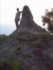 Termitenhügel: ich neben einem Termitenhügel im Okawango Delta