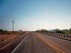 Straße: kilometerlange schnurgerade Straßen führen uns durch die Wüste