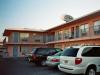 Motel: das Rodeway Inn (und Anja vor unserem Zimmer) in Las Vegas