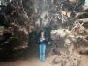 Sequoiawurzel: Anja in den Wurzeln eines umgestürzten Mammutbaums
mit einem riesigen (Mammutbaum-)Zapfen in der Hand