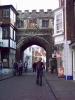 High Street Gate: Eno vor dem Nordtor in der High Street von Salisbury
(die Spitze links oben gehört übrigens zum Turm der Kathedrale)